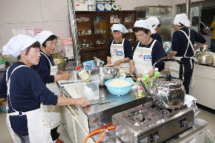 炊き出しボランティアを行う日赤奉仕団の皆さん