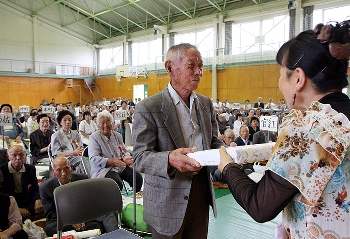 各種記念品の贈呈、歌や踊りのアトラクションで盛り上がった川崎地域敬老会