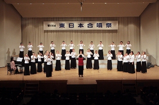 身ぶりを交えながら、表情豊かに民謡などを演奏し聴衆を魅了した、沂風女声合唱団
