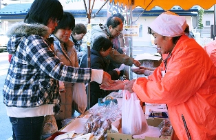 地元農産物を使った珍しい商品を買い求める人たち