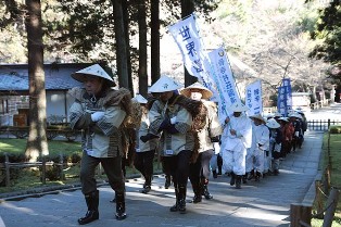 金色堂拝観入口から経蔵へ向かう米納めの行列