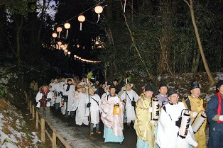 中尊寺の参道を「六根清浄(ろっこんしょうじょう)、御山繁昌(おやまはんじょう)と唱えながら進む一行