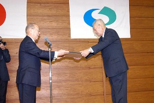浅井市長(左)から感謝状を贈られる宇部支部長