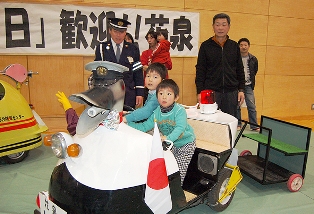 兄弟仲良くカモメのパトカーに試乗