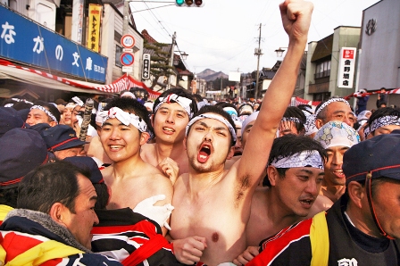 通りいっぱいにひしめき、駆け出しの合図を待つ裸男たち