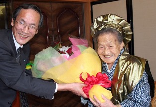 自宅で誕生日を迎えた清水さたみさん