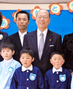 写真は内野保育園閉園式で園児らと