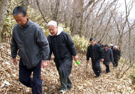昨年夏に刈り払いをして整備した古道を100人が歩きました
