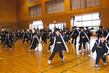 本寺小児童が元気いっぱいによさこいソーランを披露