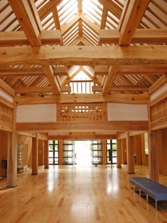 地元産木材を使い伝統的な民家の小屋組を再現したロビー