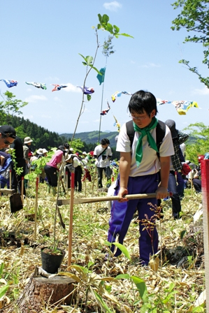 大きく育つようにと願いを込め植樹する参加者