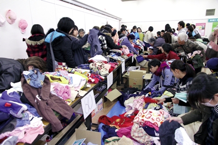 無料でおさがりの子供服や靴などを持ち帰る「子ども服おさがり広場」はたくさんの人だかりに