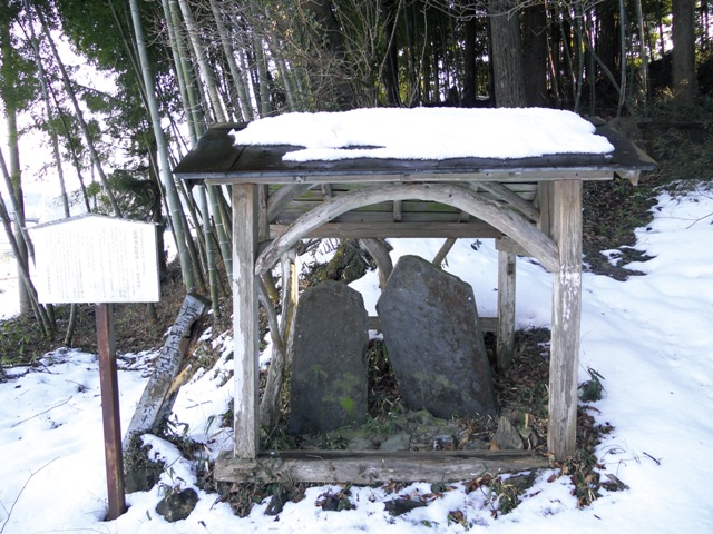 川崎町門崎の最明寺境内にある岩手県最古の石塔婆。岩手県有形文化財に指定