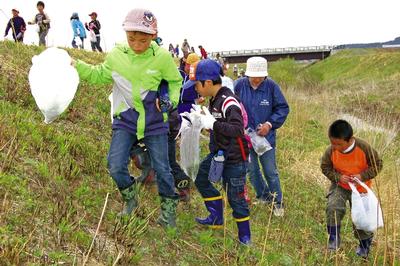 野草について勉強しながら袋一杯に摘みました