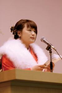 新成人を代表して両親や恩師への感謝の気持ちと大人としての決意を述べた関菜摘さん