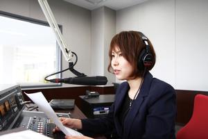 開局にむけて、リハーサルを重ねるパーソナリティーの菅原万理恵さん