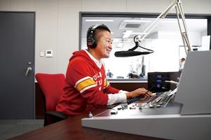 新設されたスタジオで、新しい放送設備を操作するパーソナリティーの塩竃一常さん