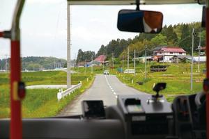 バスは15に再編された路線を走る。花泉の原風景に出会う小さな旅のよう