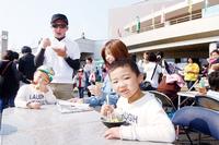 おいしい餅に箸を伸ばす新田琢さん、千恵さん、珀君（6つ）、皐君（4つ)