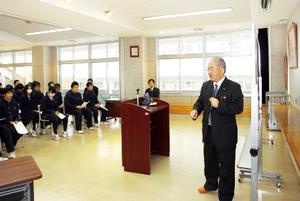 勝部市長が花泉高校で「特別授業」