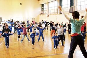 千厩・小梨小学校教育講演会「親子でエアロビin小梨」