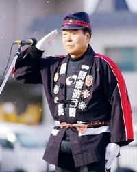 敬礼する一関市消防団大森忠雄団長