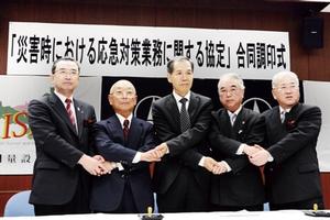 5者が固く握手を交わした。㊧から菅原町長、佐々木会長、阿部一関支部長、三浦千厩支部長、勝部市長