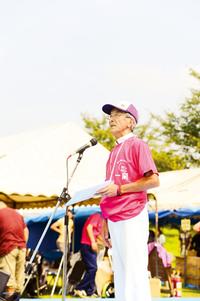 あいさつする小野寺実行委員長