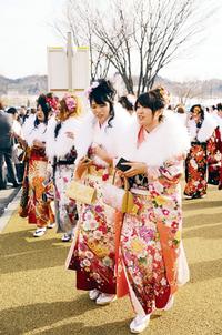 鮮やかな振り袖をまとい会場へ