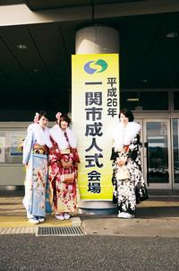 玄関前で記念撮影